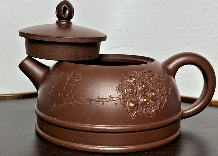 Чайник сделана из какого материала. Нисинский чайник “Лотос”. Исинский глиняный чайник. Исинская глина чайник заварочный. Мой чай чайник из исинской глины.