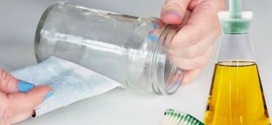 Отмыть стеклянные банки. Как очистить стеклянную посуду от наклеек. Как отмыть парафин от банки. Как до блеска отмыть стеклянную посуду в домашних условиях. Чем отмыть этикетку с стеклянной бутылки.